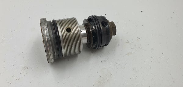 Etuhaarukan keskipultti / center bolt &ndash; KYB 46 mm